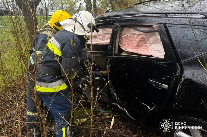 На Вінниччині водія затисло в авто після ДТП: його деблокували рятувальники
