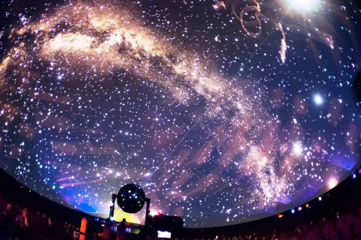 У Вінницькому планетарії 26 квітня поєднають магію космосу та музику саксофона і скрипки