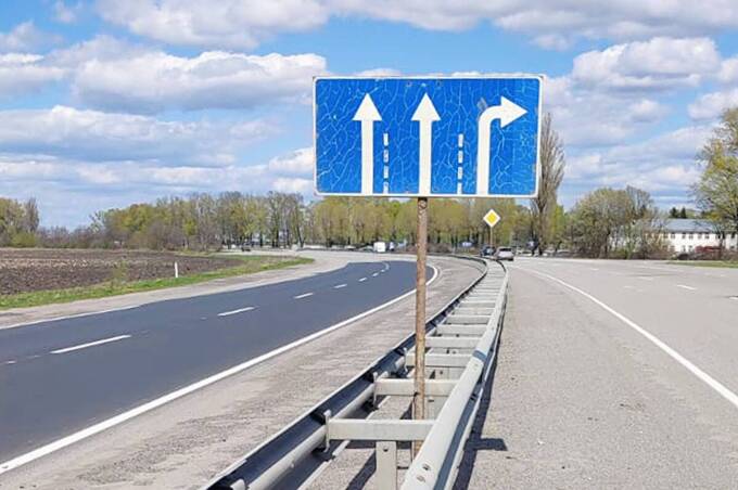 На Вінниччині оновлюють дорожні знаки: особливу увагу — небезпечним ділянкам