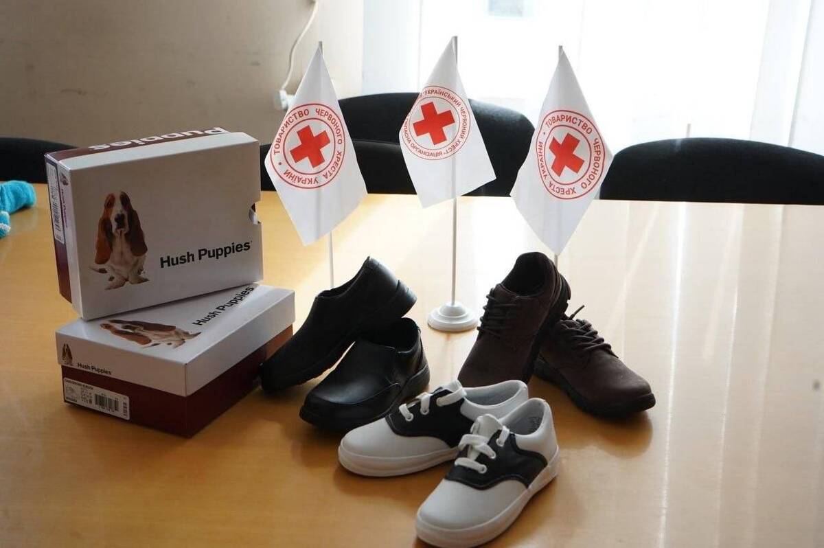 Міжрегіональний координаційний гуманітарний штаб спільно з Товариством Червоного Хреста у Вінницькому районі передали сотні пар взуття дітям вразливих категорій