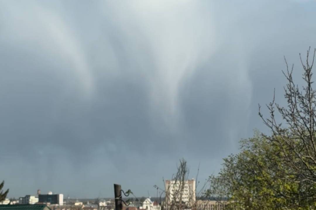 У небі над Вінницею помітили рідкісне атмосферне явище Virga