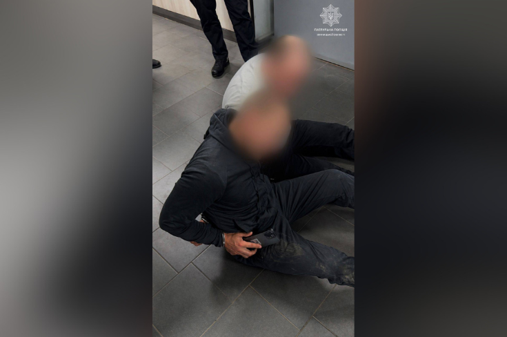У Вінниці двоє чоловіків влаштували дебош у під’їзді та погрожували патрульним