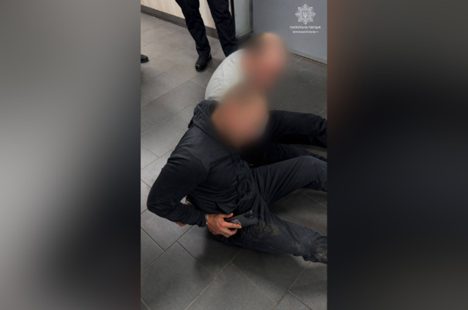 У Вінниці двоє чоловіків влаштували дебош у під’їзді та погрожували патрульним