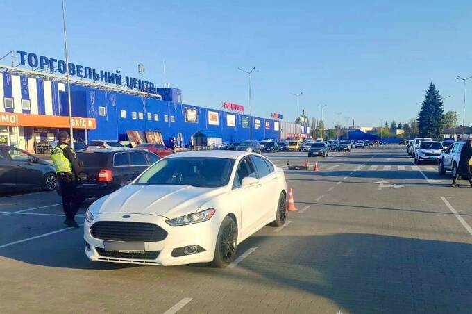 У Вінниці під колеса автомобіля Ford потрапив хлопчик на електросамокаті