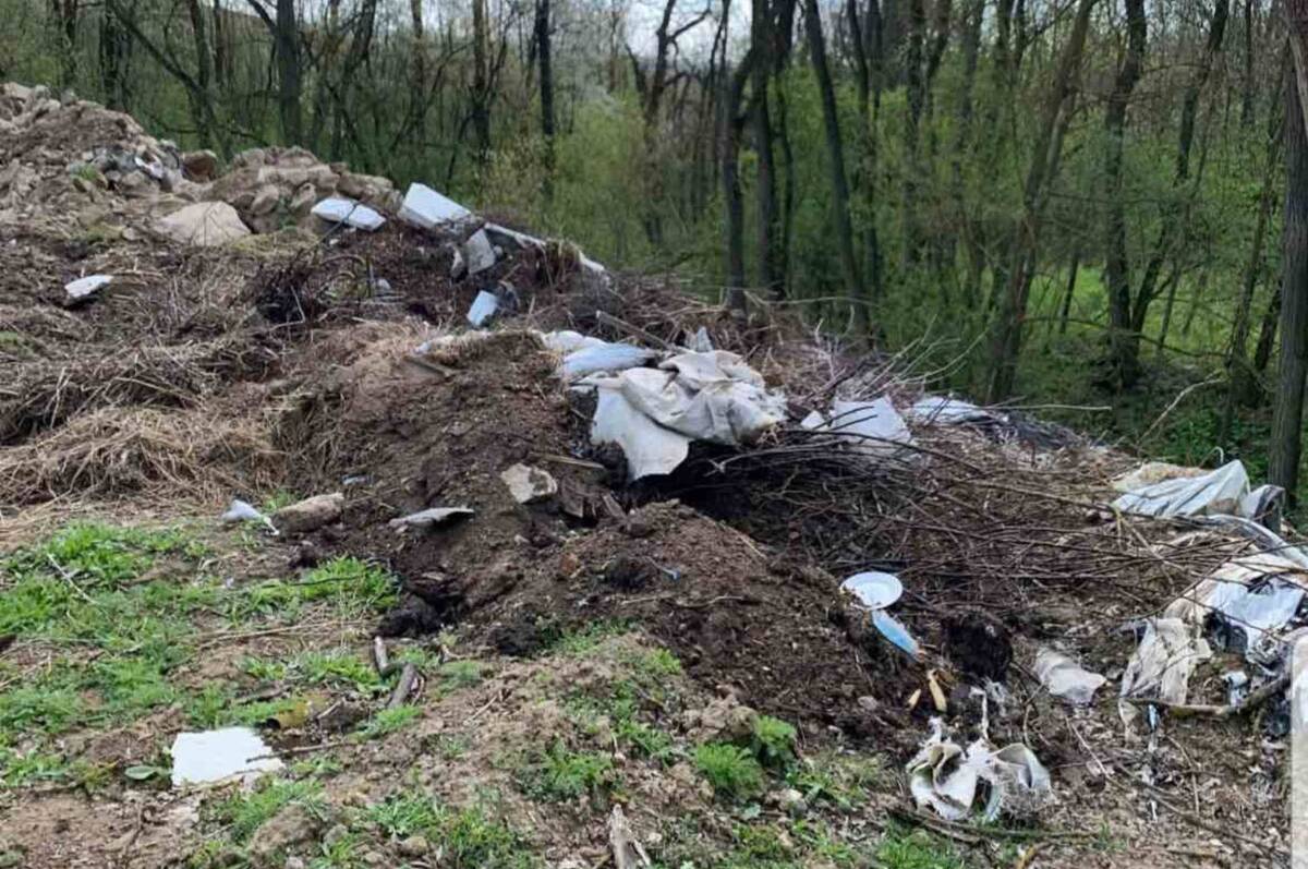 У Мурованокуриловецькій громаді ліквідували стихійне сміттєзвалище на вимогу екоінспекції