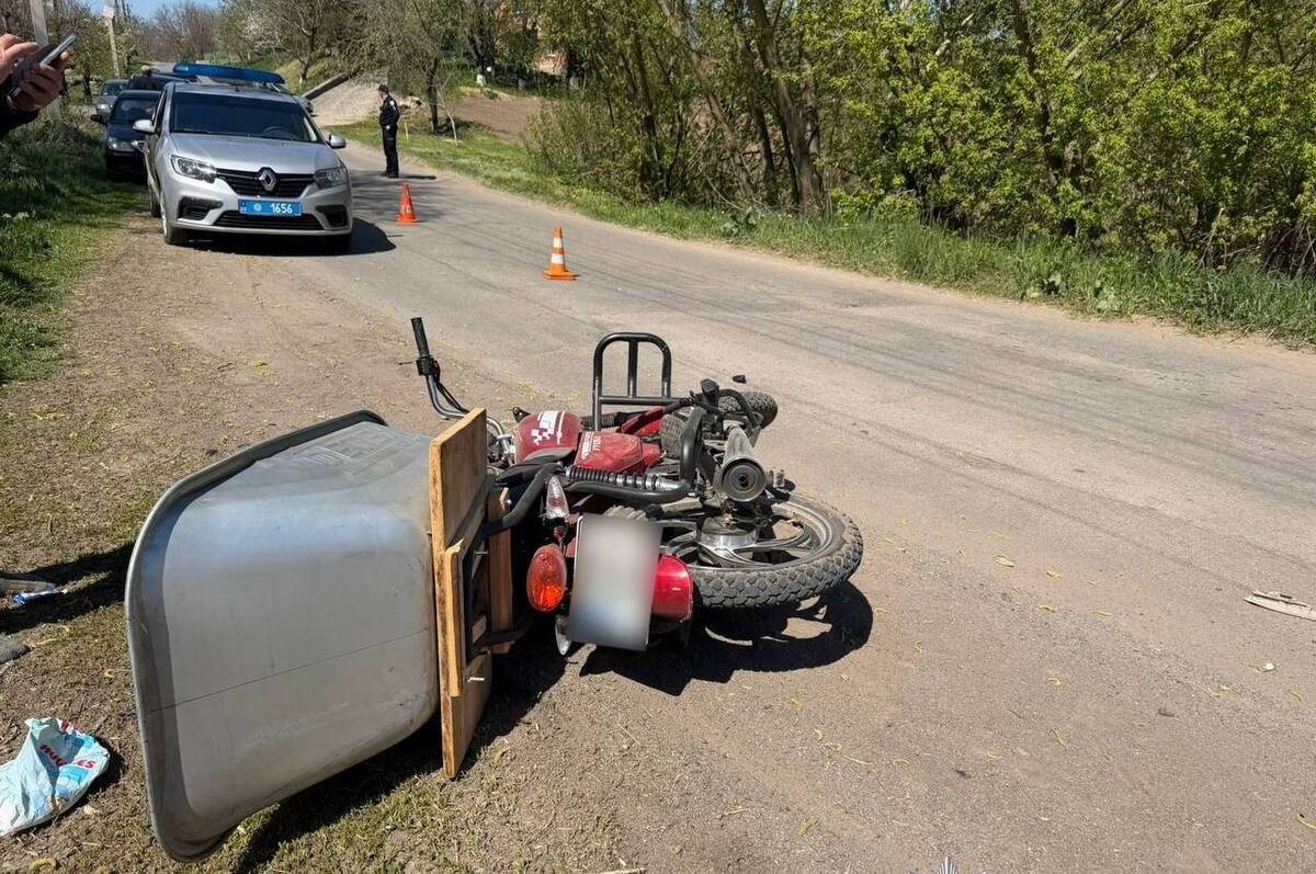 У Теплику п’яний водій мотоцикла виїхав на зустрічну смугу та збив жінку на мопеді