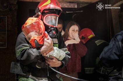 У Вінниці під час пожежі врятували пенсіонерку та евакуювали мати з немовлям (відео)