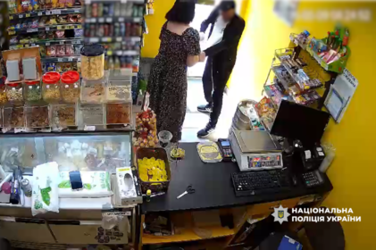 Напав на продавчиню та втік: у Вінниці затримали підозрюваного у грабежі