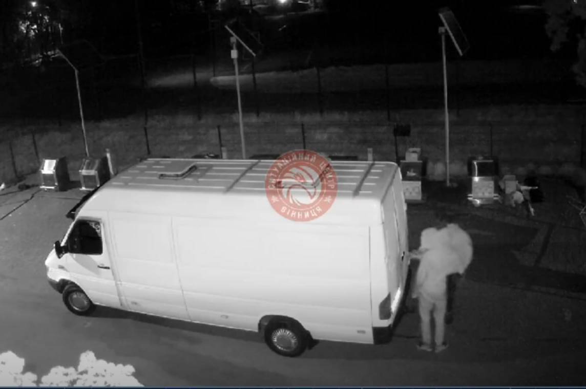 У Вінниці чоловік ночами звозив будівельне сміття на контейнерний майданчик (відео)