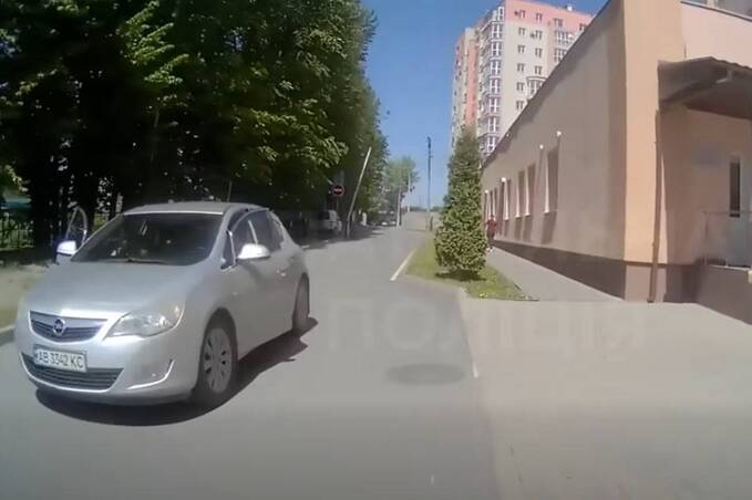У Вінниці патрульні супроводили авто з жінкою, у якої почалися пологи (відео)