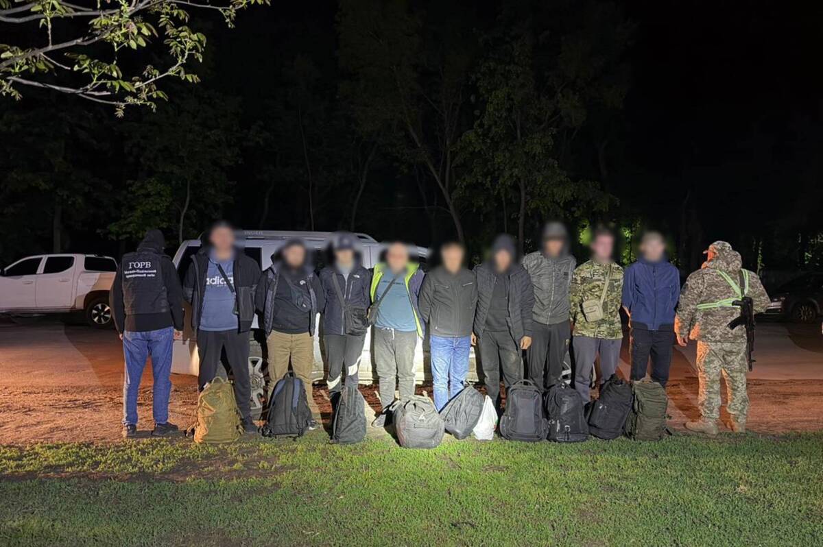 На Вінниччині дев’ятеро чоловіків на позашляховику намагалися втекти до Молдови