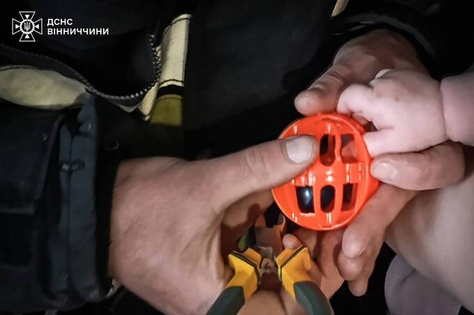 У Тульчині рятувальники допомогли малюку, пальчик якого застряг в іграшці