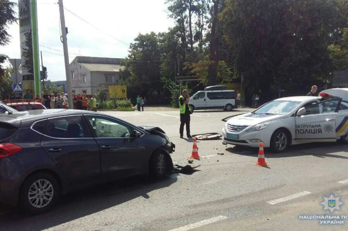 На виїзді з Вінниці зіткнулись поліцейський «Hyundai» та «КІА» - є постраждалі
