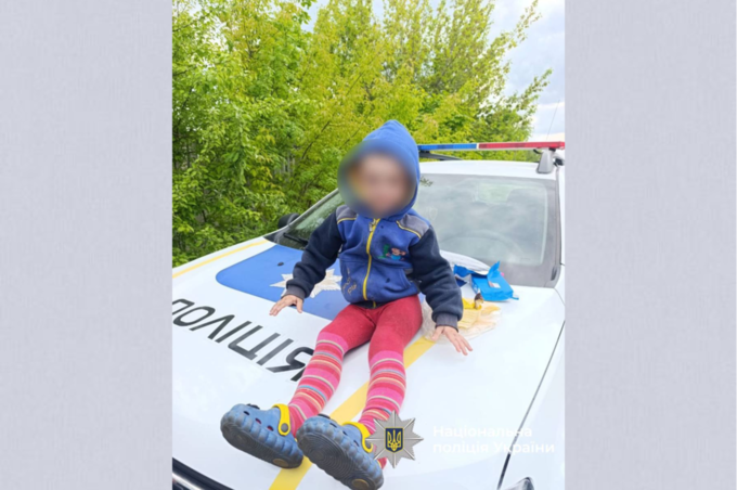 На Вінниччині поліцейський знайшов зниклого малюка просто на коліях неподалік заводу