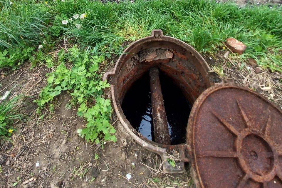 У Вінниці чоловік облаштував вигрібну яму з виходом до річки