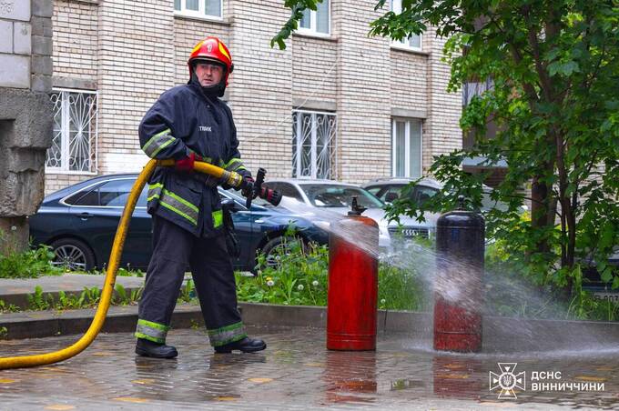 Рятувальники винесли газові балони з палаючого кафе у Вінниці та запобігли вибуху