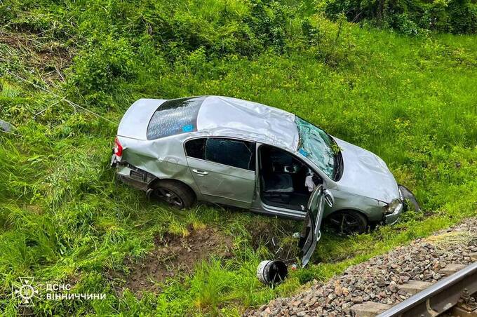 У Вінниці автомобіль злетів на залізничні колії: постраждали двоє людей