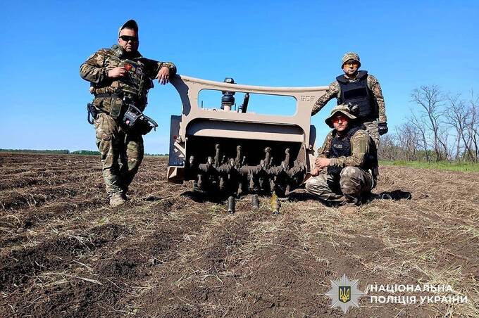 Вінницькі вибухотехніки допомагають очищувати поля Херсонщини від російських мін та снарядів