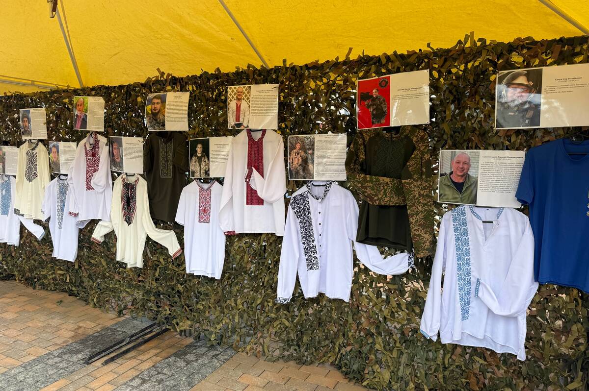 У центрі Вінниці відкрили виставку вишиванок полеглих Захисників України