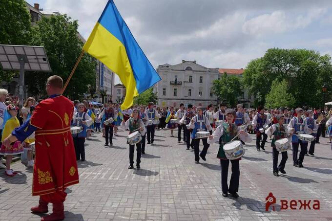 У центрі Вінниці просто неба відбулося масштабне свято вишиванки