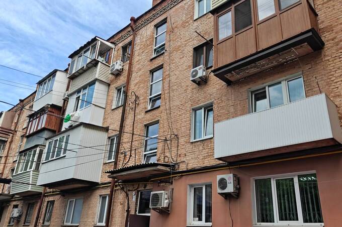 У Вінниці почали замінювати вибиті після атаки «шахедів» вікна у багатоповерхівках