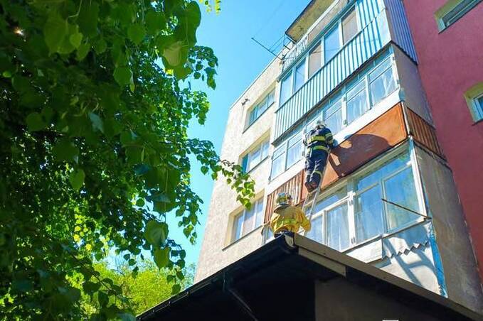 У Ладижині рятувальники через балкон потрапили до квартири та врятували безпорадну бабусю