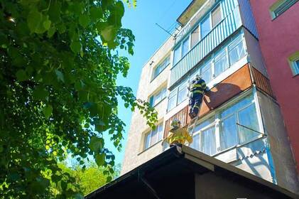 У Ладижині рятувальники через балкон потрапили до квартири та врятували безпорадну бабусю