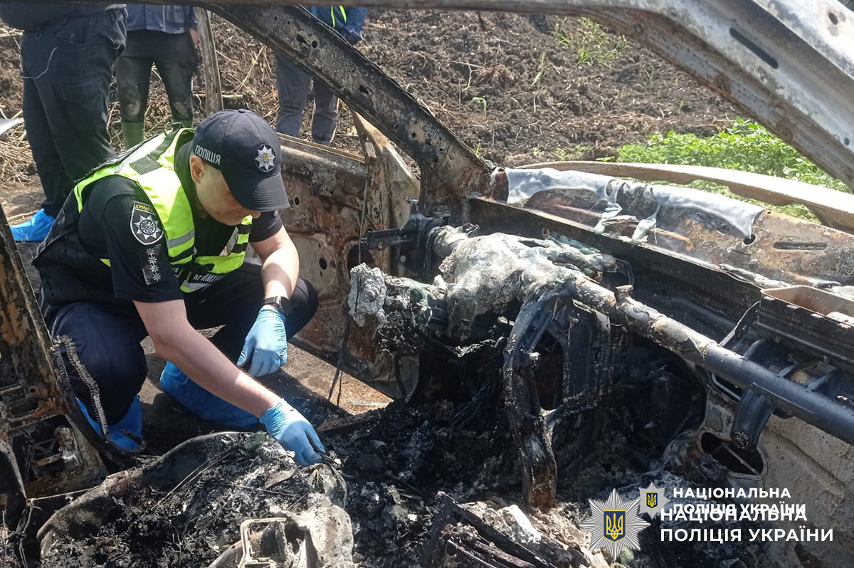 Поблизу відстійників на Вінниччині знайшли згорілий автомобіль із тілом