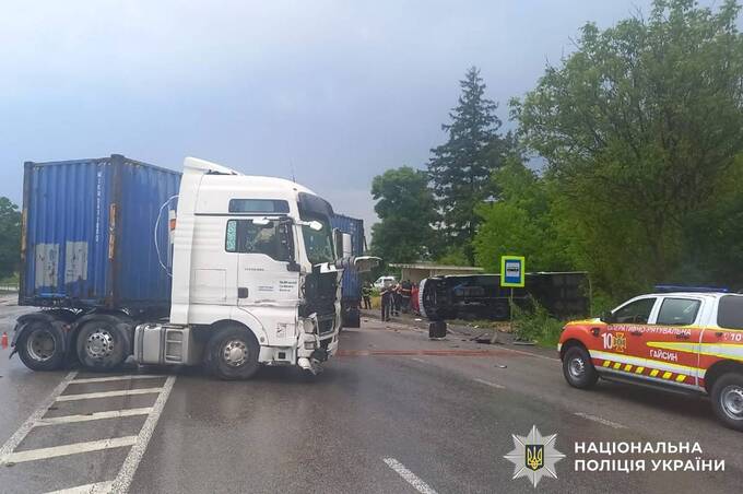 На Вінниччині у ДТП з вантажівкою та автобусом травмувалися вісім людей