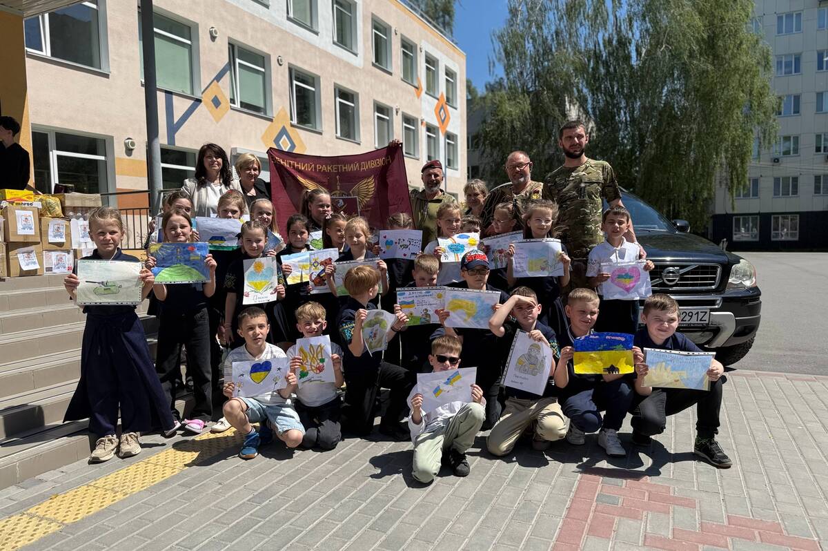 Ще два автомобілі для фронту: ліцеї Вінниці передали техніку військовим