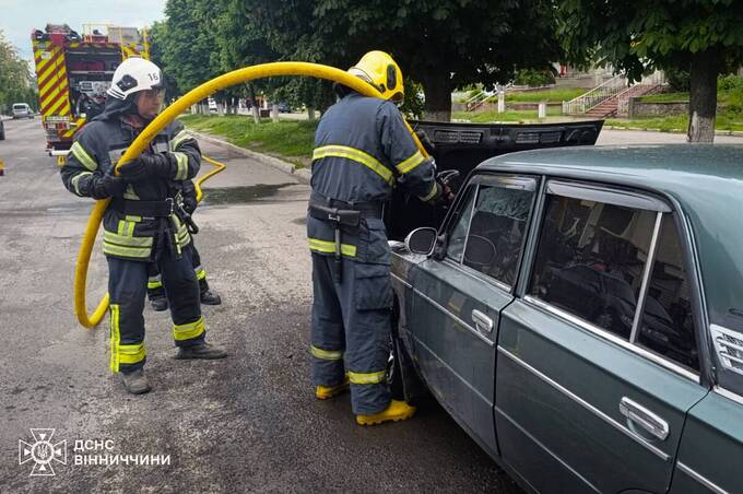 У Бершаді автомобіль спалахнув просто під час руху