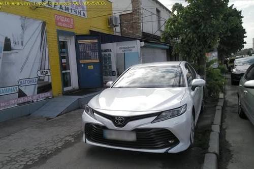 У Вінниці агресивний водій зачепив дзеркалом авто руку інспекторки, яка фіксувала порушення (відео)