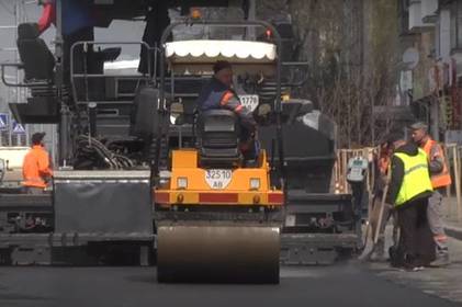 На вулиці Замостянській почали викладати основний шар асфальту