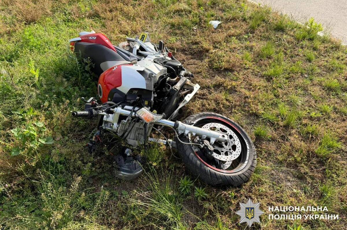 У Хмільнику п’яний мотоцикліст врізався в паркан: постраждала дівчина