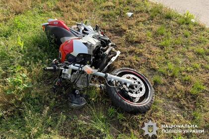 У Хмільнику п’яний мотоцикліст врізався в паркан: постраждала дівчина