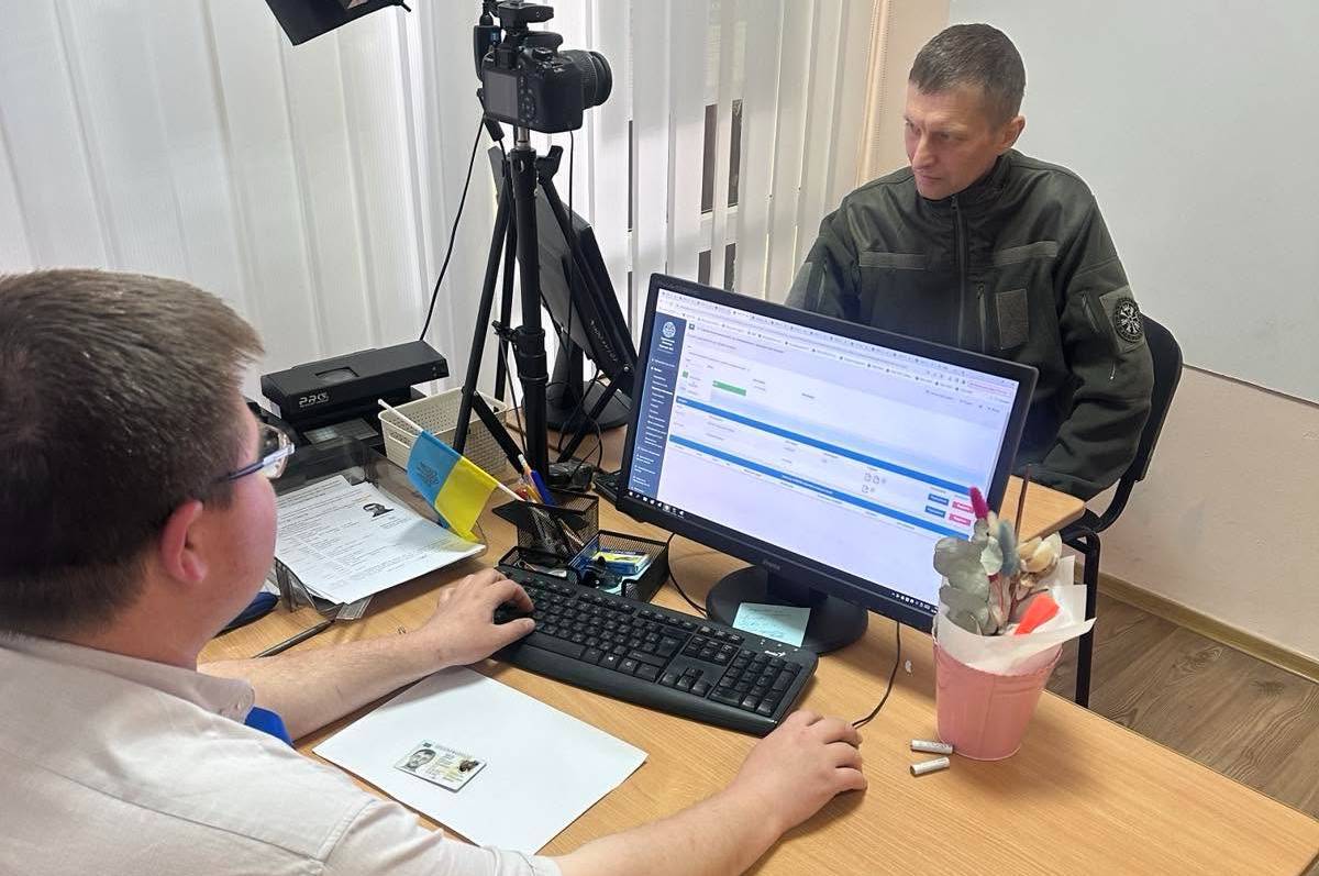 Паспорт врятував життя: військовий з Вінниччини показав пошкоджений документ