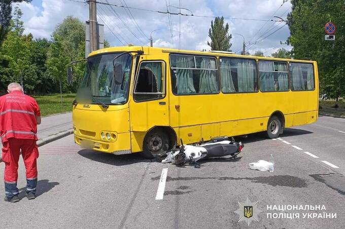 Поліція з'ясовує обставини ДТП у Вінниці та травмування людини косаркою трактора