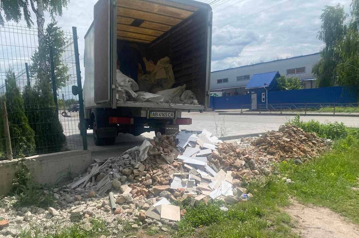 На Гонти у Вінниці незаконно викинули будівельні відходи: винного встановили