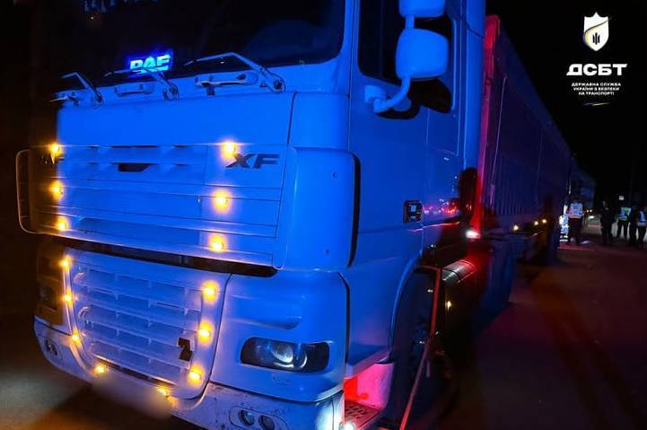 63 тонни замість дозволених 42: на Вінниччині зупинили три перевантажені фури