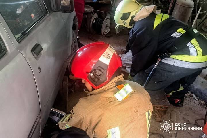 У Вороновиці під час ремонту автомобіля загинув 68-річний чоловік
