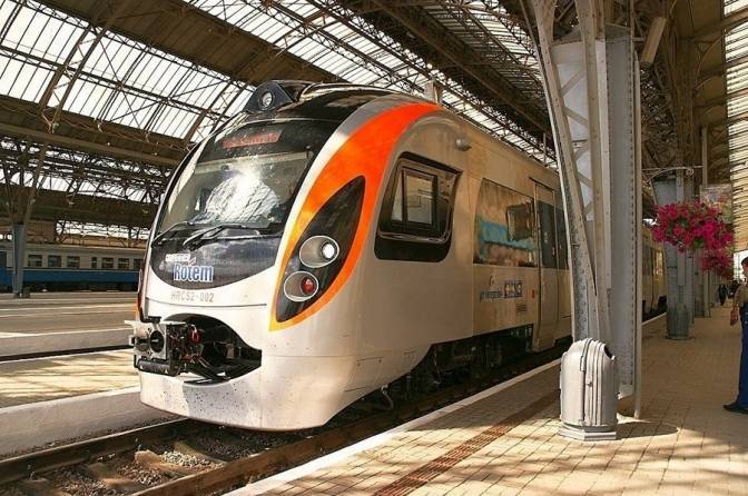 Укрзалізниця попередила пасажирів про особливості поїздок у спеку