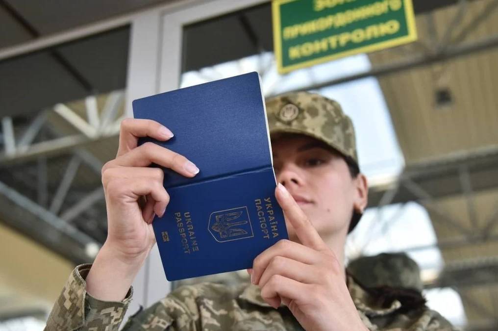 "Чорний список" на виїзд: як дізнатись, чи випустять вас за кордон у 2026 році