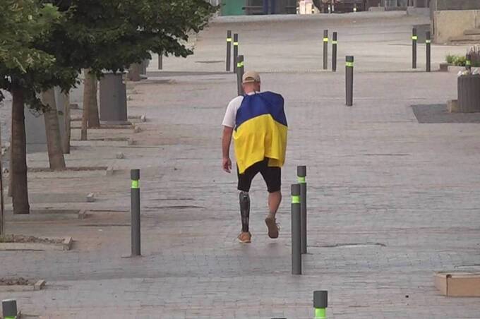 Ветеран на протезі Петро Дудник розпочав піший марафон заради допомоги побратимам