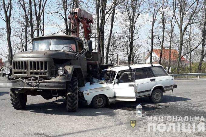 У Вінницькому районі вантажівка зіткнулась з "ВАЗом". Є постраждалі