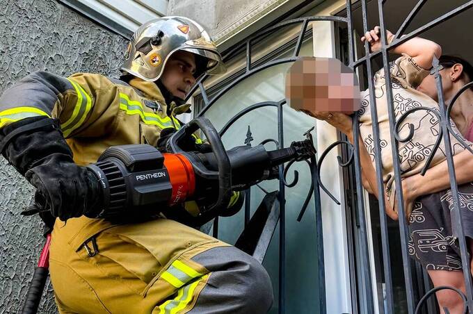 У Вінниці 4-річний хлопчик застряг головою у віконній решітці: його врятували надзвичайники