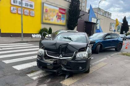 У Вінниці на проспекті Юності зіткнулися Peugeot і Mitsubishi: водійку госпіталізували