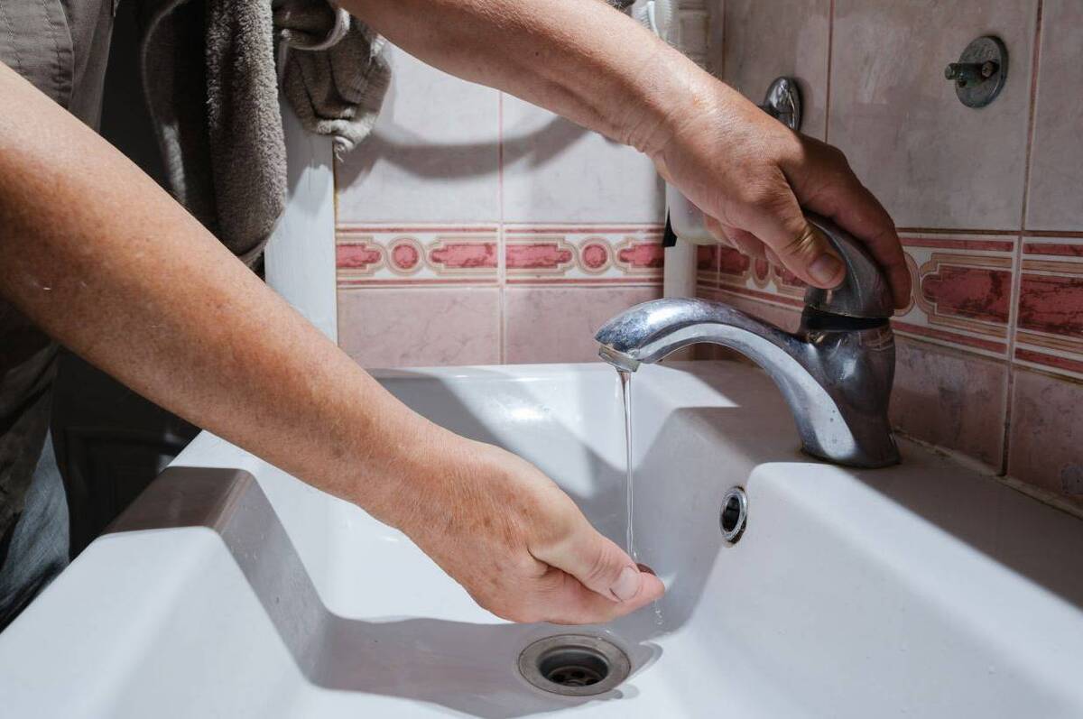 Мешканці вулиці Зарічної залишилися без води через витік на магістральному водогоні