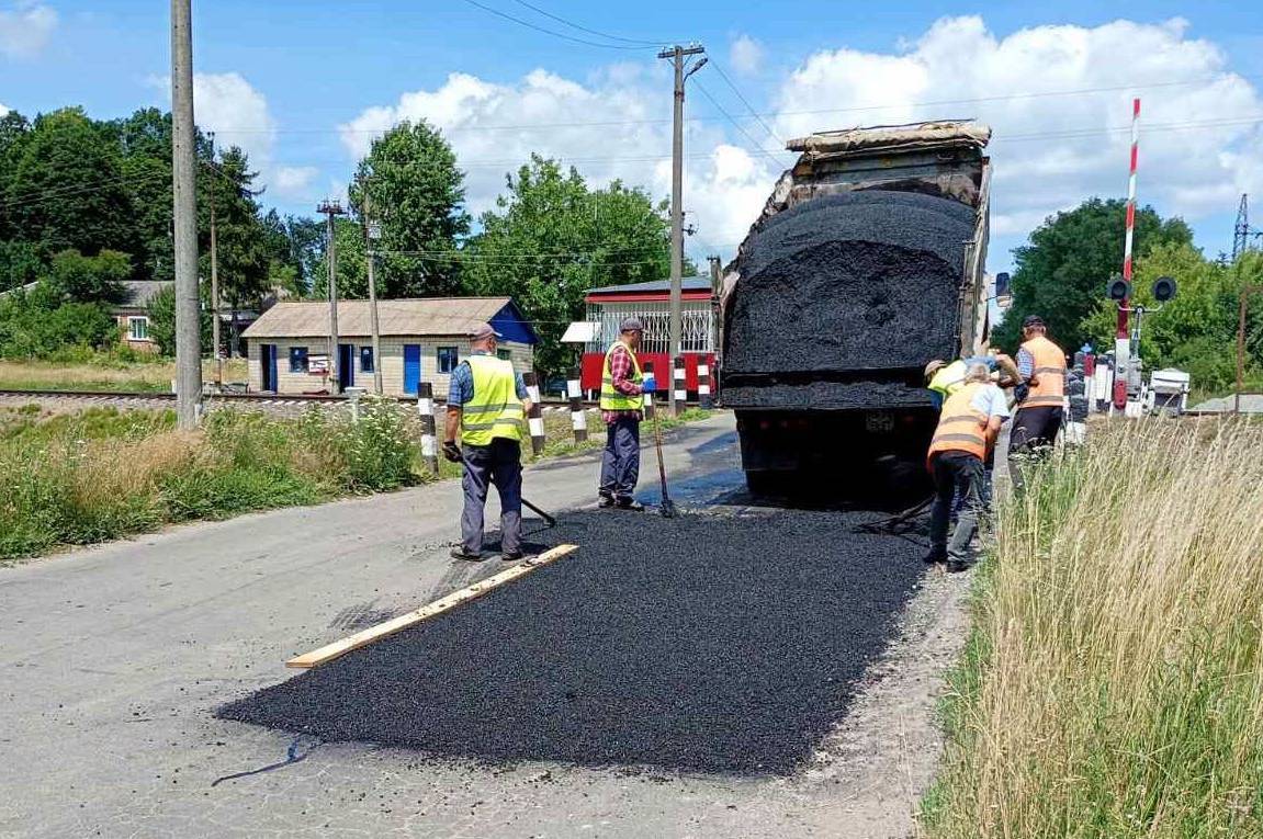 Дорожники відновлюють автошляхи у різних районах Вінницької області