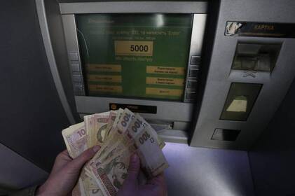 На Вінниччині жінка скористалася довірою пенсіонера та зняла гроші з його картки