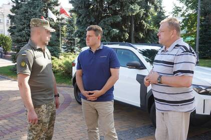 Гуманітарний штаб передав військовим Повітряних Сил новий автомобіль